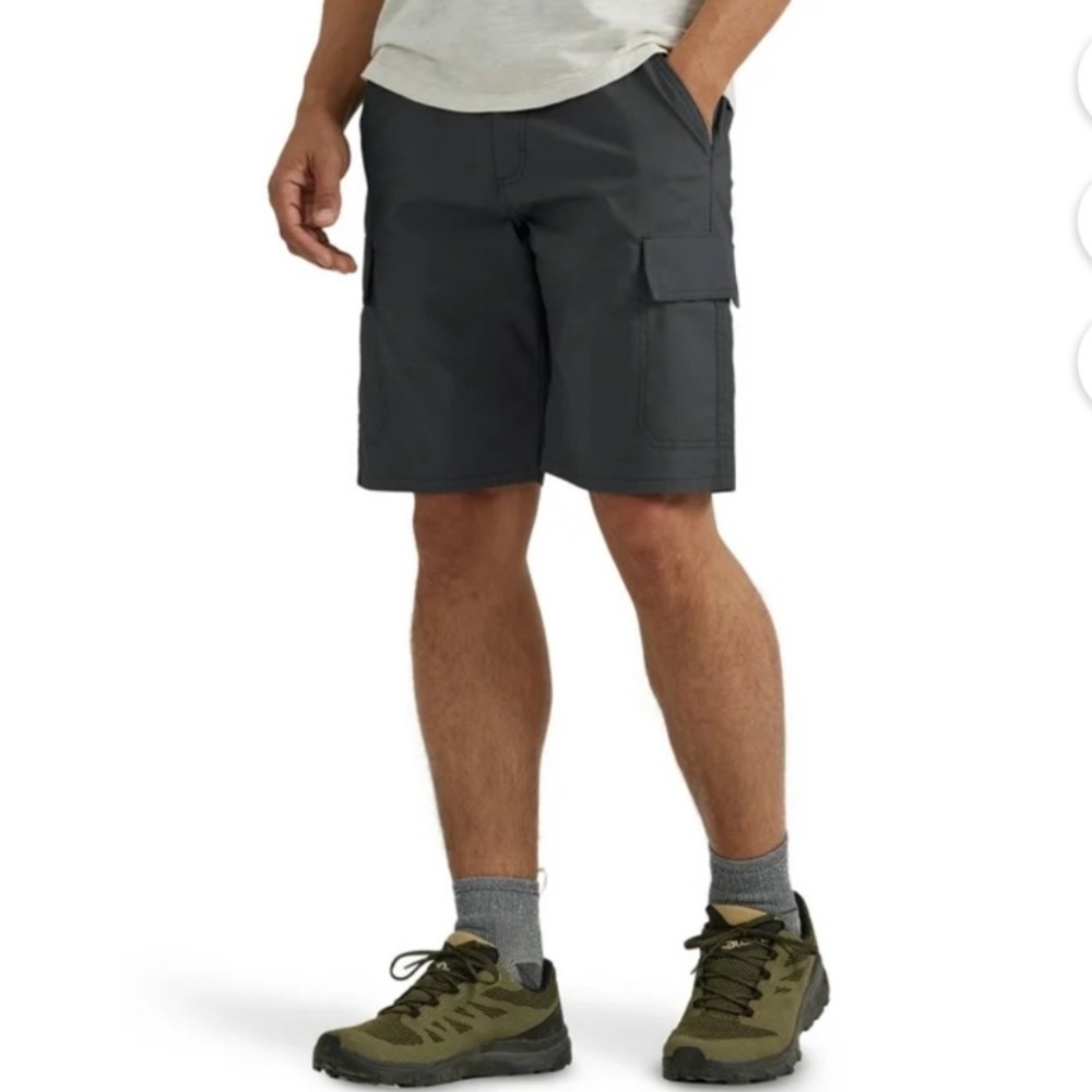 ATG Wrangler Men's Sz:42 gray Outdoor Flex Cargo Relaxed Fit Short, NWT